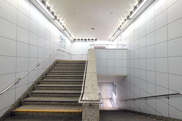 大阪メトロ「心斎橋駅」の南13番出口 階段の写真