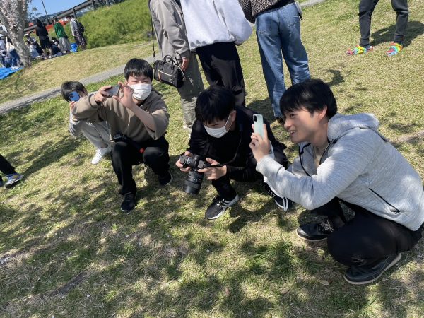 浜名湖サービスエリアで桜の写真を撮るメンズたち