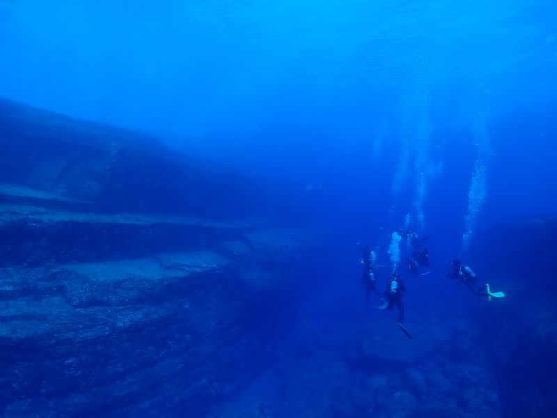 海底遺跡とダイバーとの大きさ比較