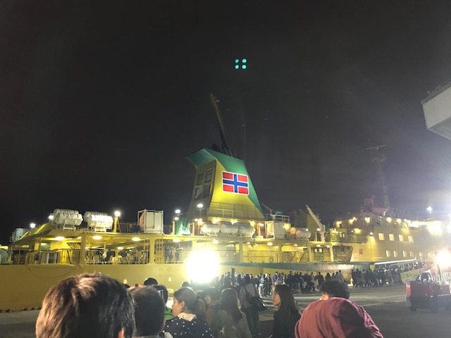 八丈島行きの大型フェリー