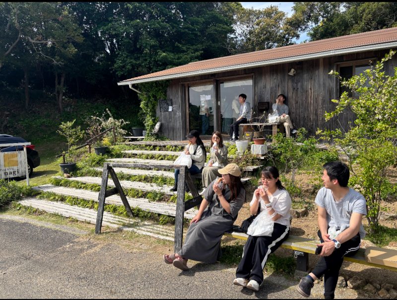 パン屋の前で休んでいる風景